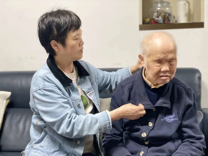 何信娟对何永康的照顾，藏在日常的细节中。记者石承承 摄