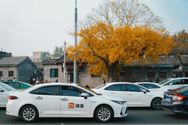 图为：滴滴网约车正在为用户提供服务
