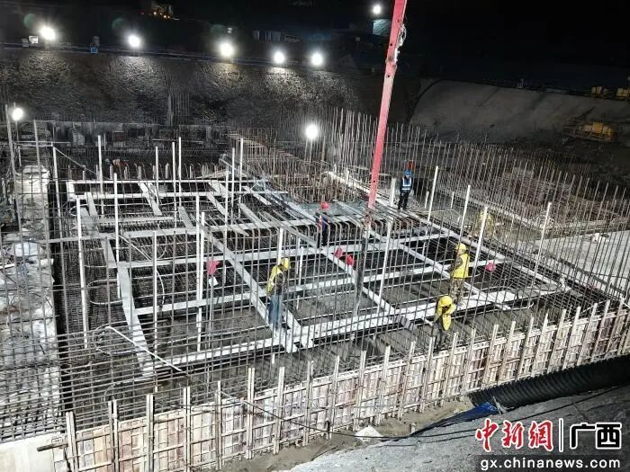 西津泵站夜间浇筑混凝土现场。陈雷 摄