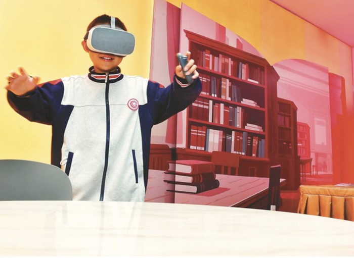 10月18日，小朋友在无锡市图书馆利用VR设备体验“沉浸式阅读”。 还月亮 摄（视觉江苏网供图）