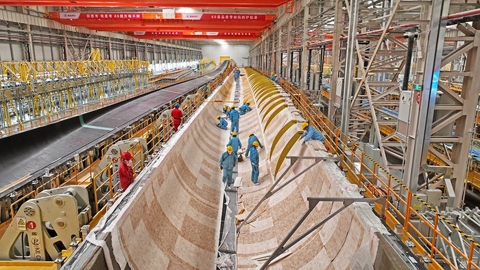 三一重工巴彦淖尔零碳产业园的工人正在组装大型风电叶片。