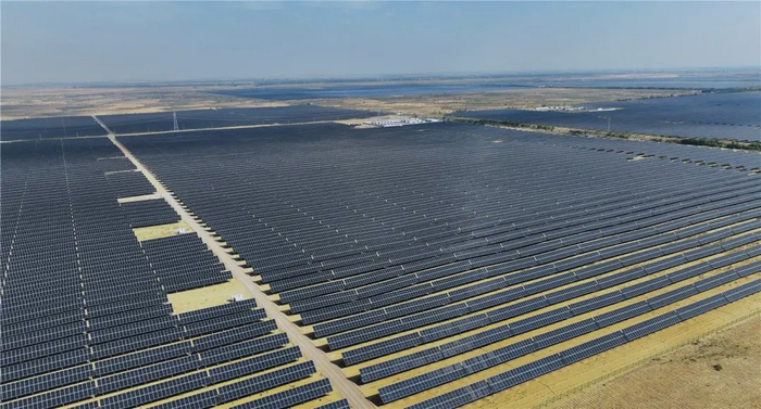 磴口县蒙能160万千瓦光伏治沙项目区。