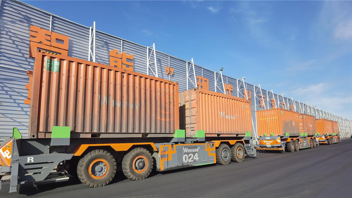 AGV无人驾驶车辆在甘其毛都口岸跨境运输。