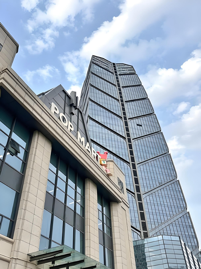 泡泡玛特客服中心和新乡地标建筑麦穗楼。