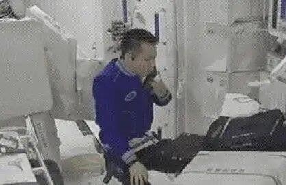 航天员汤洪波扎马步吃饭。（图源新华社）