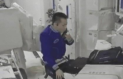 航天员汤洪波扎马步吃饭。（图源新华社）