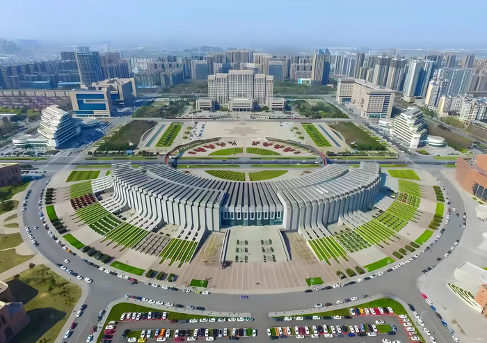新乡市政府和市政广场。