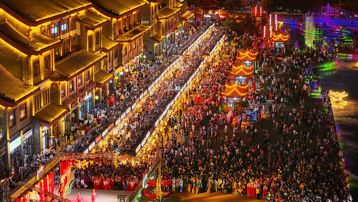 黄河湾步行街游人如织。（资料图）