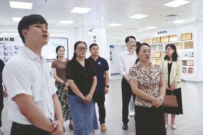     ▶南宁学院就业创业指导团队的老师们到访企业，为校企合作、学生就业搭建桥梁。（学校供图）