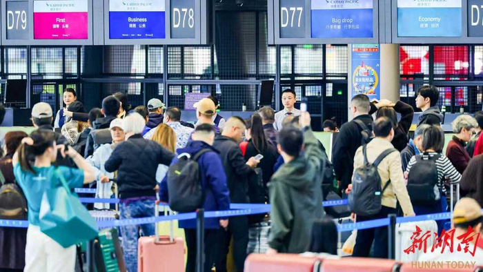 （准备从长沙坐飞机直飞到香港的旅客。童臻熙 摄）