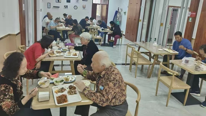 社区居民在临河区养老服务中心用餐。