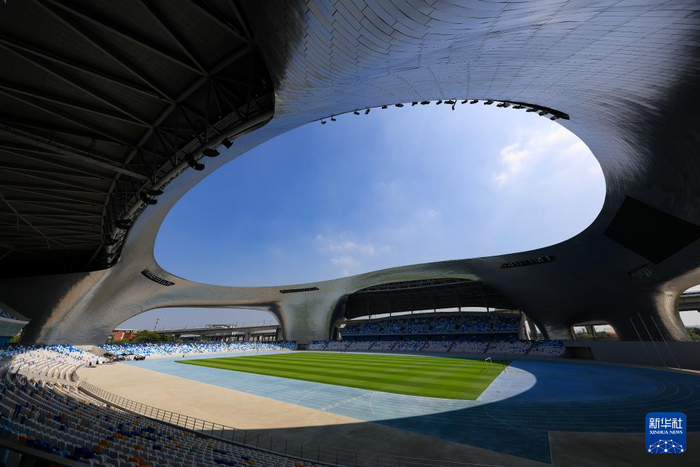 广东佛山顺德德胜体育中心体育场（10月18日摄）。全运会足球女子成年组比赛在这里举行。新华社记者 毛思倩 摄