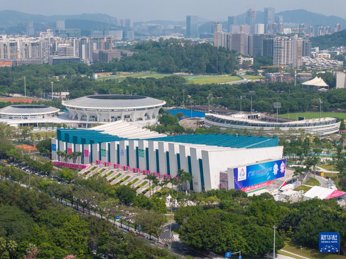 位于广州的广东省奥体中心游泳跳水馆（10月17日摄，无人机照片）。全运会跳水、水球比赛在这里举行。新华社记者 毛思倩 摄