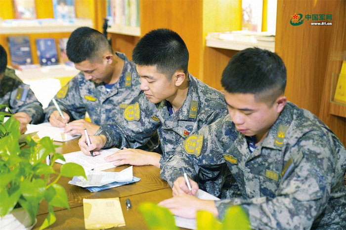 　　该部战士给学生们写回信。刘佳蔚 摄
