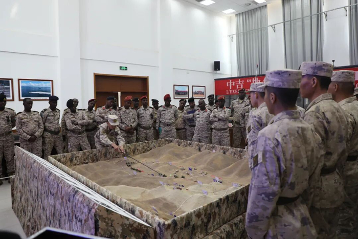 ▲中吉双方进行沙盘推演