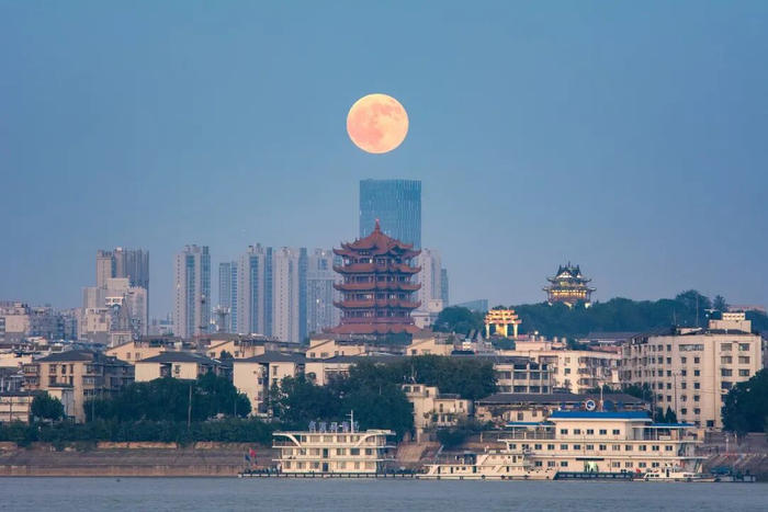 △2025年10月7日，湖北武汉，黄鹤楼与“超级月亮”同框。