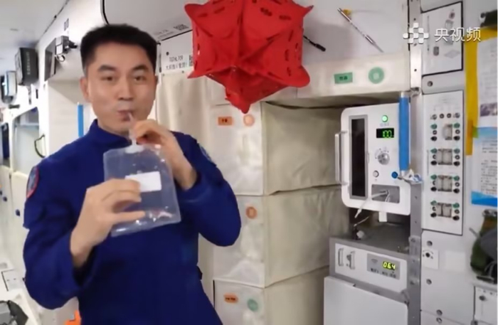 航天员叶光富采用饮水分配器喝水。以上图片来源于央视频