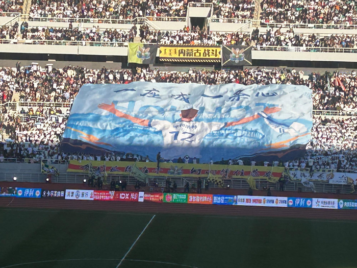 　　观众自发为选手助威。