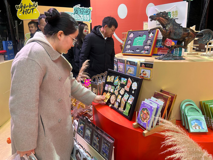 　　文创商品吸引观众。