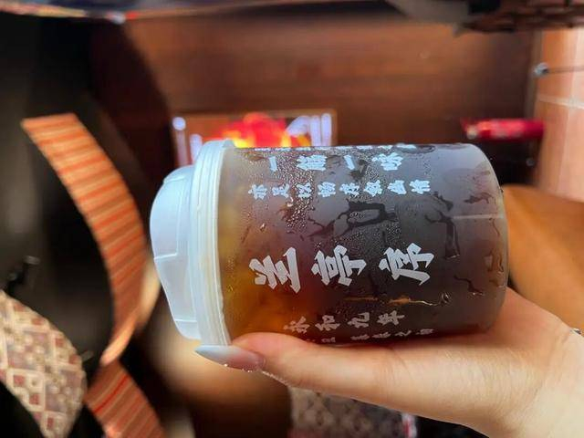 ● 用“新三金”赚钱后，金明奖励自己的奶茶。图源：受访者供图