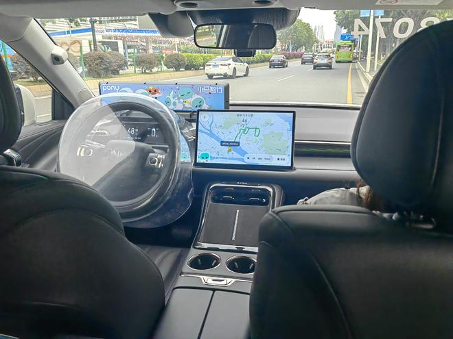 第七代Robotaxi行驶中 界面新闻记者拍摄