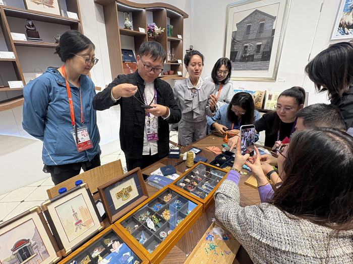 非遗中式服装盘扣制作技艺项目市级代表性传承人在介绍盘扣制作工艺（记者 杨溢仁摄）