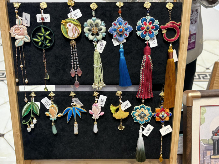 第八届进博会上展示的非遗盘扣作品（记者 杨溢仁摄）