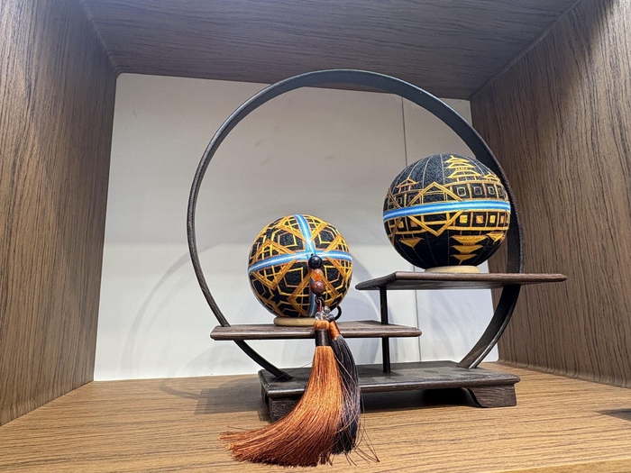 非遗手鞠展品——夜色广富林（记者 杨溢仁摄）