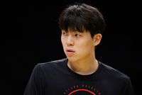 开拓者未来5连客杨瀚森是否跟队存疑 球队对纯5号位使用程度降低