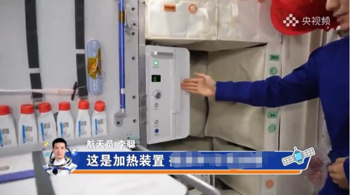 航天员李聪介绍热风加热装置。以上图片来源于央视频