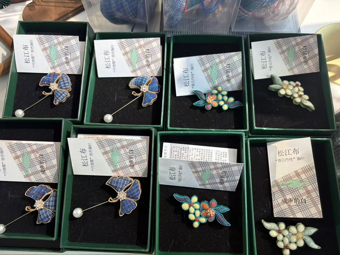 第八届进博会上的非遗布艺胸针（记者 杨溢仁摄）