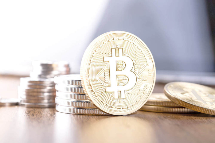 （较10月初的历史最高点，比特币价格已回调超20%，图源：摄图网）