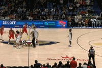 这么“激烈”！黄蜂VS鹈鹕开场跳球后 墨菲和塞克斯顿争球&amp;再跳球