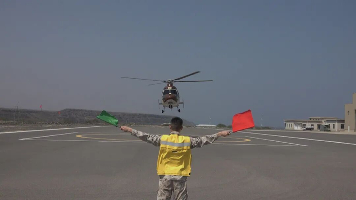 ▲中方官兵引导直升机降落 