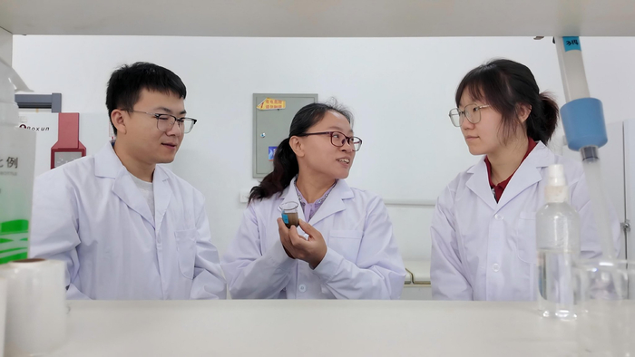 邹文秀与年轻科研工作者交流