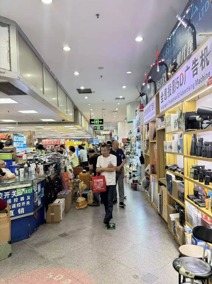 华强北市场内的消费者 每经记者 王晶 摄