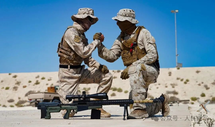 ▲中沙双方参训队员握手合影