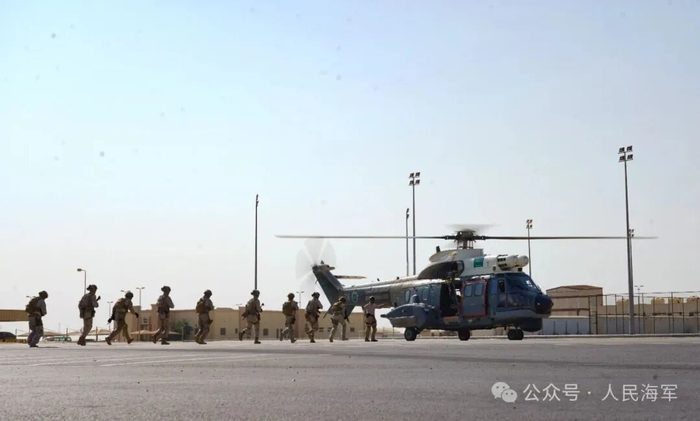 ▲中沙双方参训队员协同登机