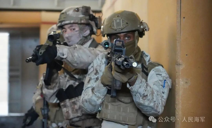 ▲中沙双方参训队员正在进行房屋搜索