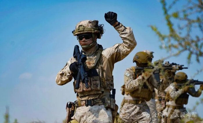 ▲中沙双方参训队员协同向目标区域隐蔽渗透