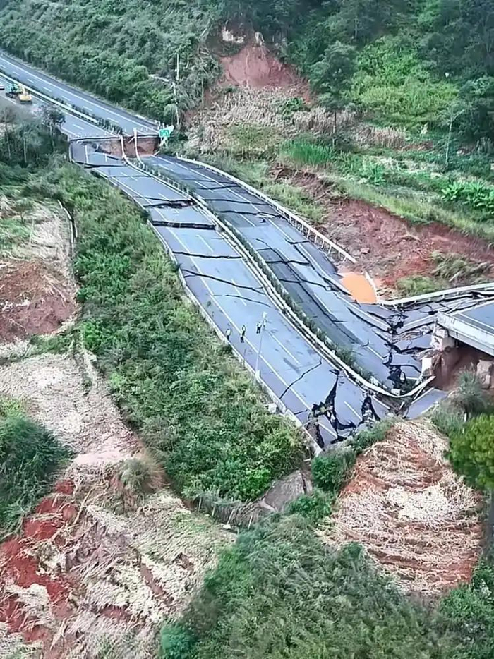 南景高速塌陷、沉降现场 图片来自社交媒体