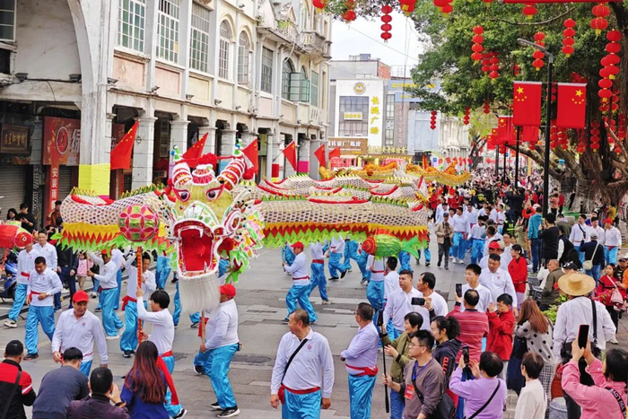 2025年江门市龙狮巡游现场。郭永乐摄