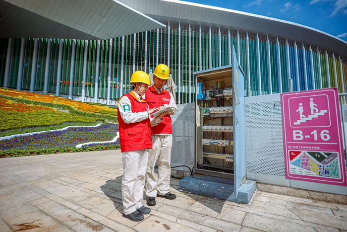 国网上海电力员工在国家会展中心南广场检查末端用电设备运行情况。