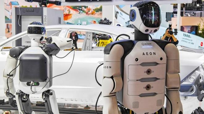 全球制造业企业海克斯康带来的人形机器人AEON，融合了人工智能、空间智能、多模态感知等前沿技术。文汇报 张伊辰摄