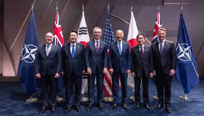 ▲2024年7月，在北约75周年峰会期间，时任美国总统拜登与日韩澳新四国领导人和北约秘书长举行会谈。
