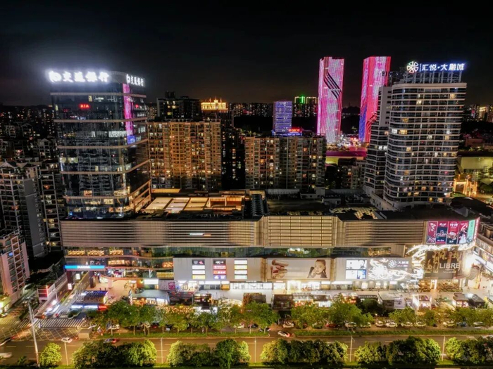 环五邑华侨广场商圈是江门消费热点与欢乐汇聚地。