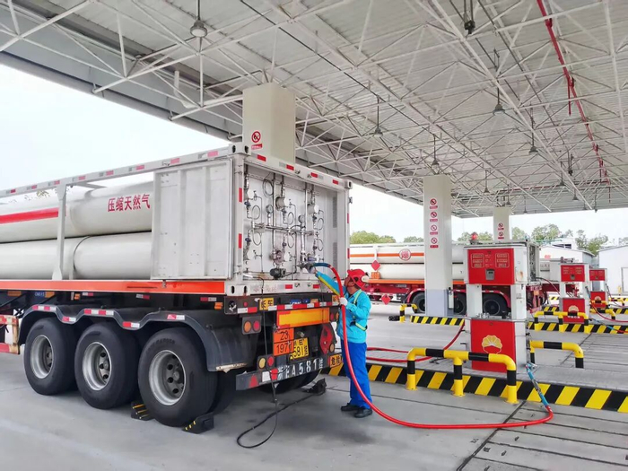 天然气销售上海分公司CNG母站员工正在加气。