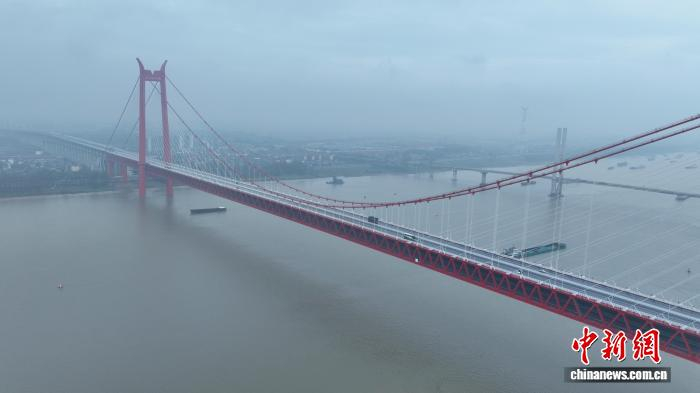 11月6日，铜陵长江三桥正式通车。图为汽车从大桥上行驶。完颜亮　摄
