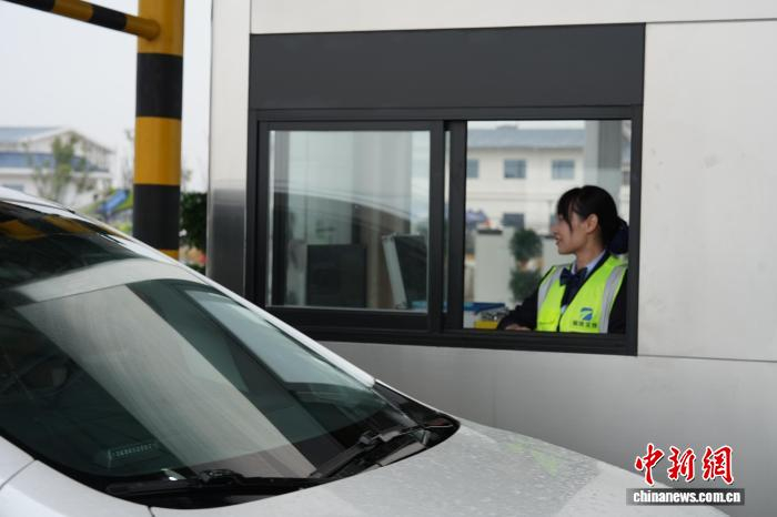 11月6日，铜陵长江三桥通车，工作人员为过往车辆发放通行卡。刘鸿鹤　摄