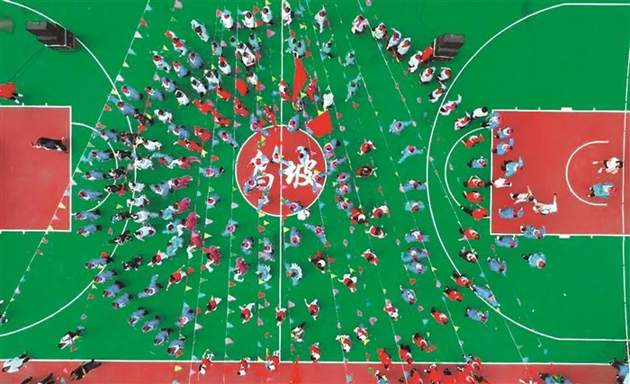 湘黔交界的锦屏县三江镇乌坡村举办“六月八民歌文艺汇演”。（锦屏县融媒体中心供图）
